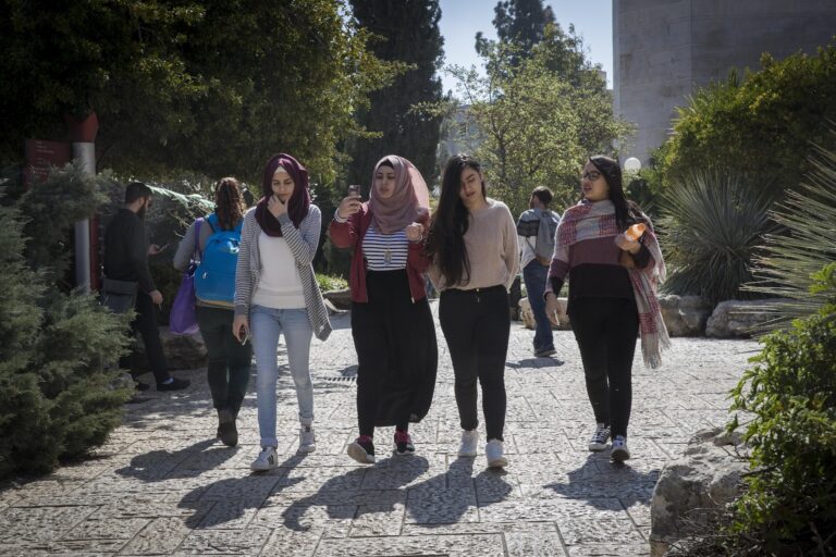 Studentinnen auf dem Weg zur Vorlesung an der Hebräischen Universität Jerusalem